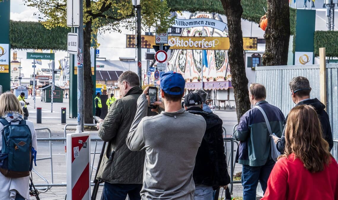 Oktoberfest öffnet ab 17.30 Uhr wieder Die Besucher fiebern der Wiedereröffnung entgegen.