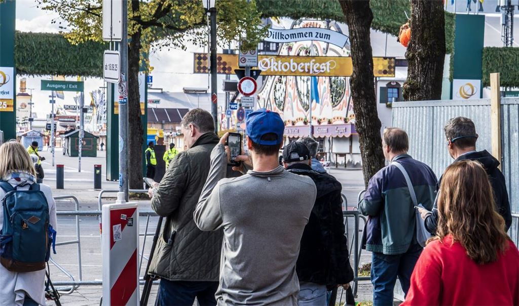 Die Besucher fiebern der Wiedereröffnung entgegen.