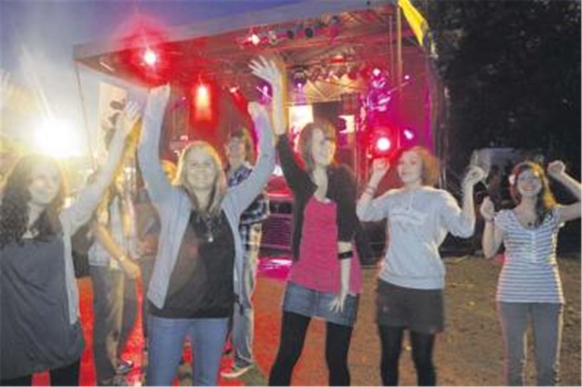 Die Besucher genießen die SWR3-Dancenight im Mühlacker Freibad, auch wenn das Wetter nicht mitspielt. DJ Tobias Radloff und atmosphärische Beleuchtung sorgen für Stimmung.
Foto: Tilo Keller