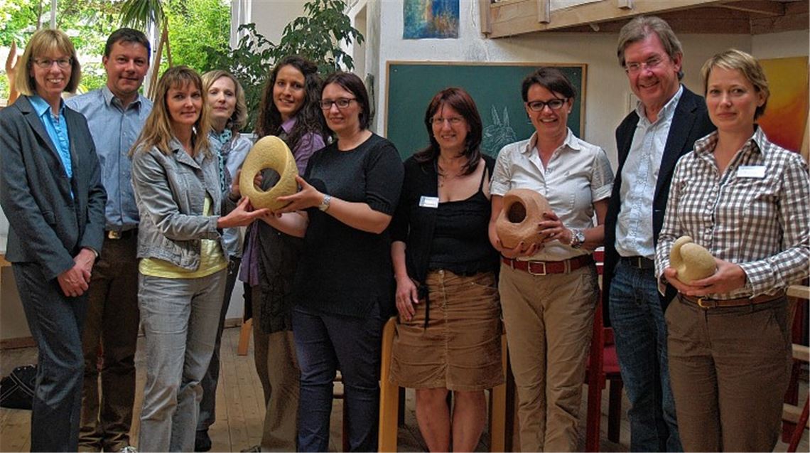 Die Besucher gewinnen einen ersten Eindruck von den Ergebnissen der Kunsttherapie, in der Patienten Objekte gestalten, die ein harmonisches Ganzes widerspiegeln. Foto: Filitz