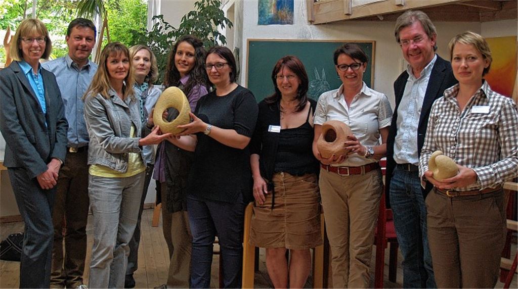 Die Besucher gewinnen einen ersten Eindruck von den Ergebnissen der Kunsttherapie, in der Patienten Objekte gestalten, die ein harmonisches Ganzes widerspiegeln. Foto: Filitz