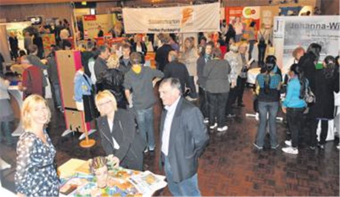 Die Besucher nutzen die Aus- und Weiterbildungsbörse im Mühlehof, um sich über Berufsbilder und Karrierechancen zu informieren. 
Foto: Stahlfeld
