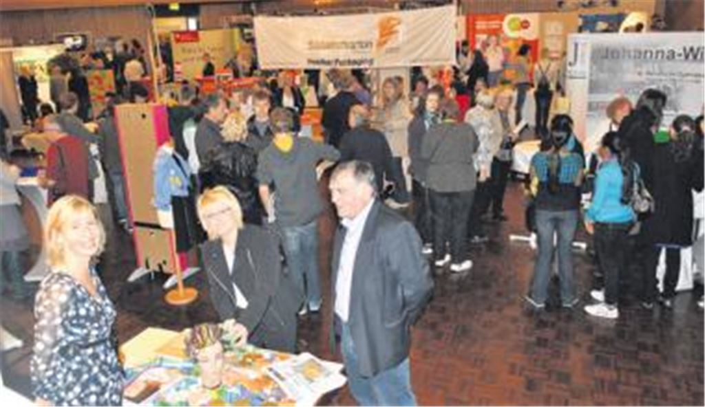 Die Besucher nutzen die Aus- und Weiterbildungsbörse im Mühlehof, um sich über Berufsbilder und Karrierechancen zu informieren. 
Foto: Stahlfeld