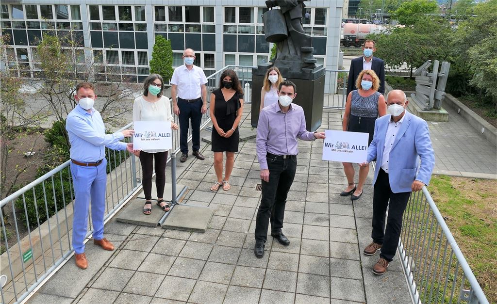 Die Beteiligten am Projekt sind (v.li.) Bürgermeister Helge Viehweg, Straubenhardt, Lisa Zeller vom Projektträger, Stephan Günthner, Bereichsdirektor Sparkasse Pforzheim Calw, Katja Kreeb, Sozialdezernentin des Enzkreises, Anne Marie Rouvière-Petruzzi, Behindertenbeauftragte des Enzkreises, Bürgermeister Steffen Bochinger, Keltern, Landrat Bastian Rosenau, Bürgermeisterin Birgit Förster, Niefern , Bürgermeister Thomas Karst, Eisingen. Foto: Peche