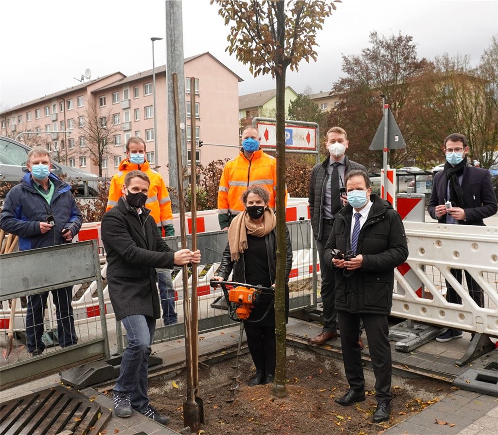 Die Beteiligten aus der Stadtverwaltung und der Hochschule starten symbolhaft das gemeinsame Projekt.privat