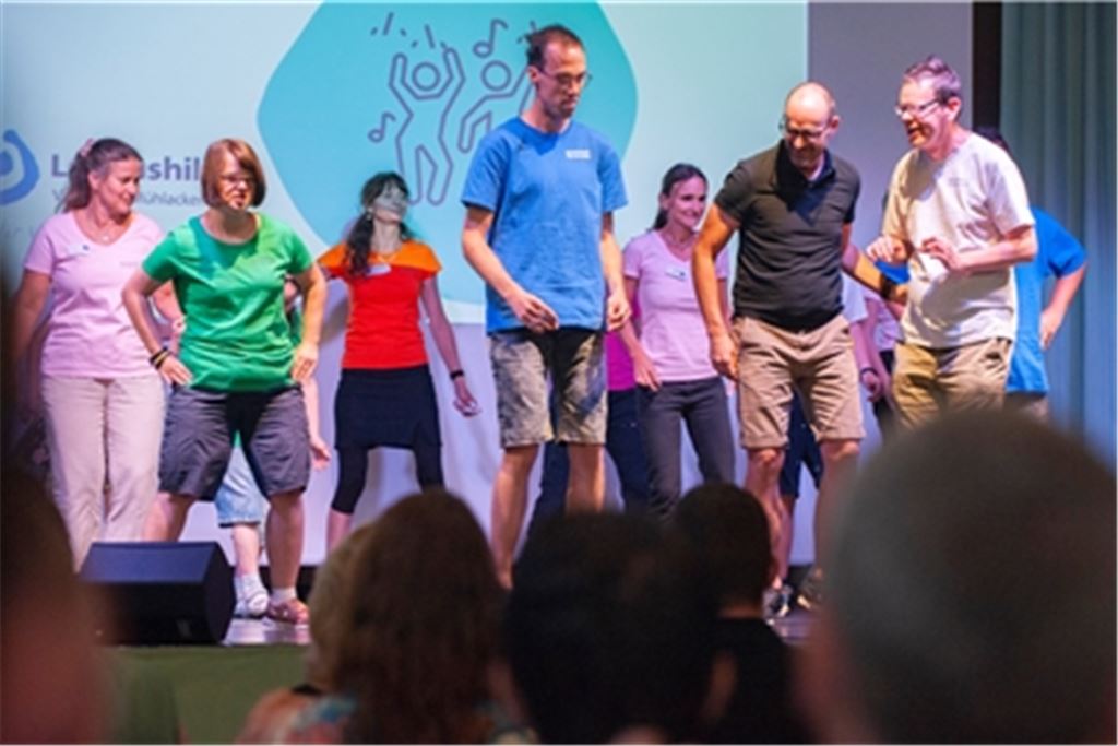 Die Beteiligten der Lebenshilfe Vaihingen-Mühlacker bei einer Live-Premiere in der Stadthalle Maulbronn. Foto: Fotomoment