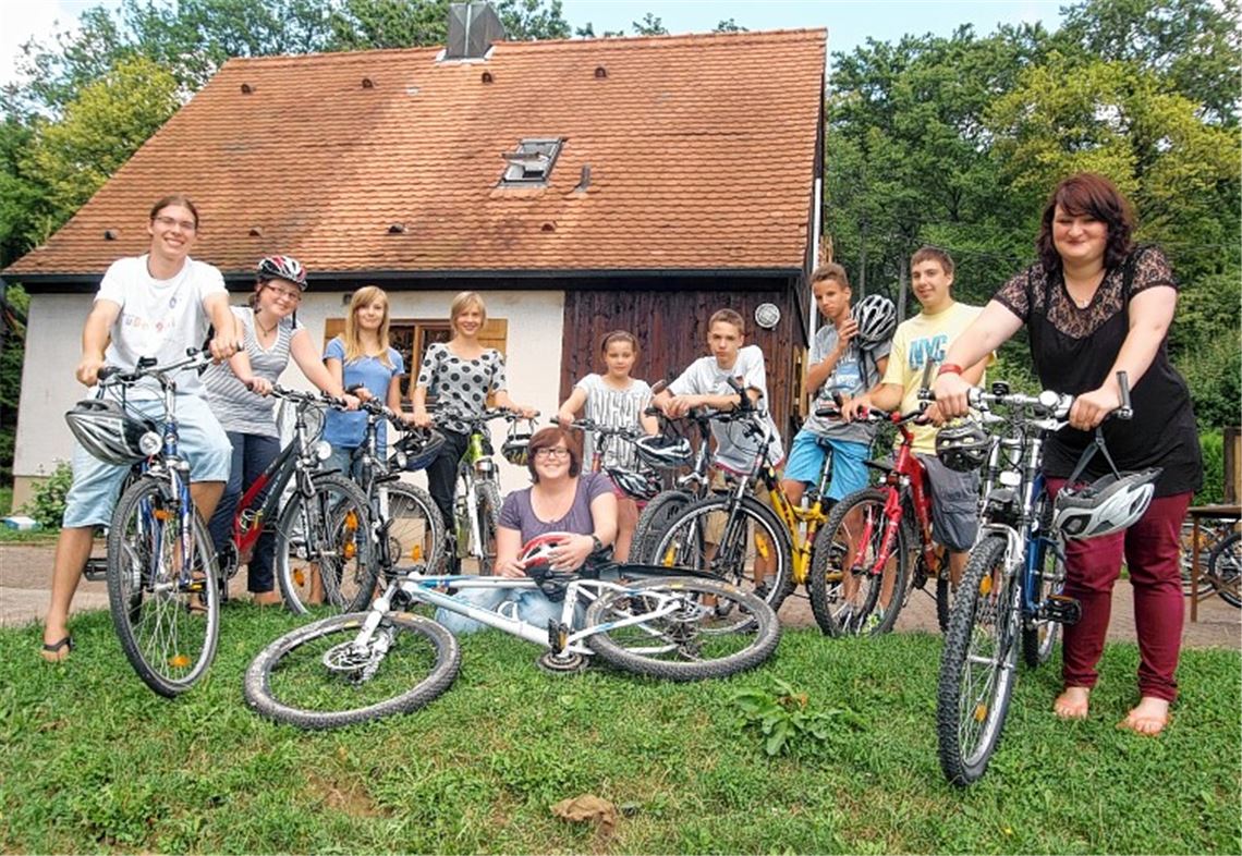 Die Betreuer Tamara Röse (re.), Oliver Jilke (li.) und Kathrin Esenwein (vorne Mitte) sind mit den Campteilnehmern meist auf dem Fahrrad unterwegs. Foto: Fotomoment