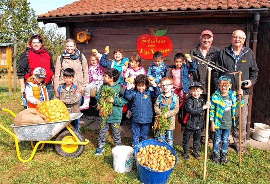 Kinder fahren Ernte ein