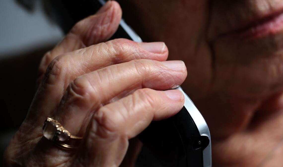 Die Betrüger haben es besonders auf ältere Menschen abgesehen (Symbolbild).