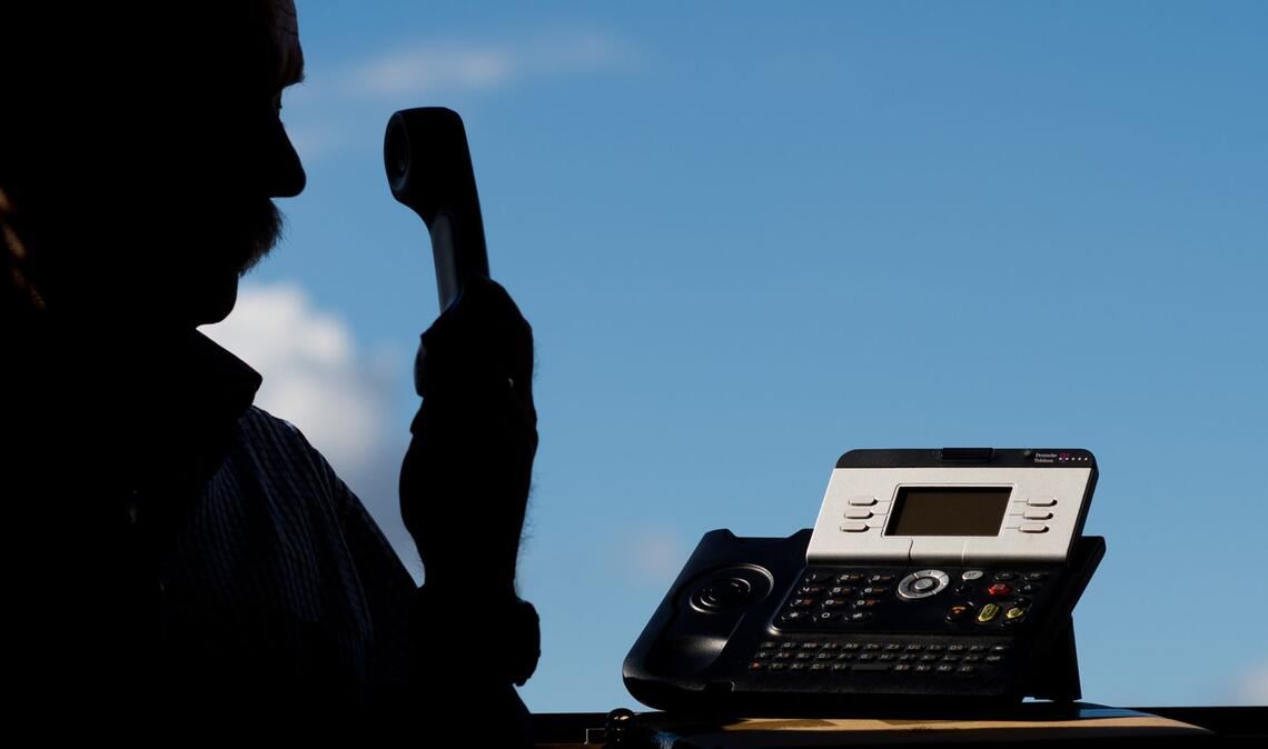 Die Betrügerbande machte dem alten Mann in mehreren Anrufen weis, dass es Einbrüche in seiner Nachbarschaft gegeben habe. (Symbolbild)