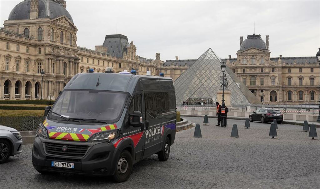 Die Beute aus dem Einbruch in den Louvre wird den Tätern nach Einschätzung eines Ex-Kriminellen nur einen Bruchteil des tatsächlichen Werts einbringen. (Archivbild)