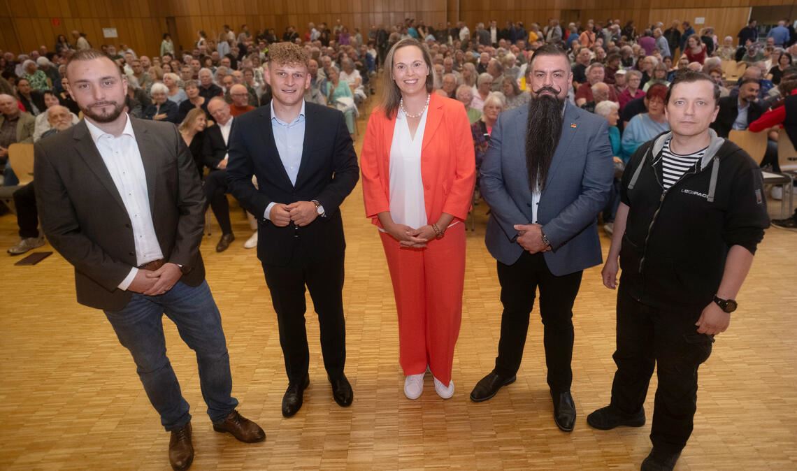Die Bewerber und die Bewerberin um die Nachfolge des scheidenden Ötisheimer Rathauschefs Werner Henle treffen bei der offiziellen Kandidatenvorstellung in der Erlentalhalle aufeinander (v.li.): Matthias Speidel, Julius Terhorst, Stefanie Ayasse-Repple, Alexander Steblau und Matthias Barth. Fotos: Fotomoment