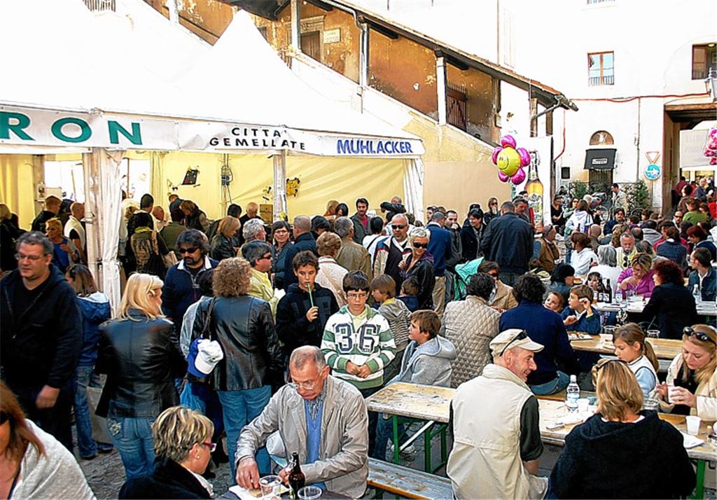 Die Bewirtung auf dem Herbstmarkt „Fiera Franca“ in Bassano del Grappa ist alljährlich eine der großen Herausforderungen für das Mühlacker Partnerschaftskomitee, aber auch eine ideale Möglichkeit, die Beziehung zwischen den beiden Städten jedes Jahr neu zu beleben.