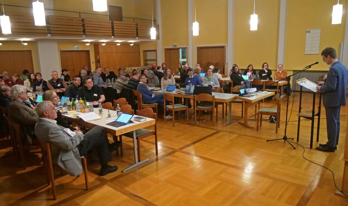 Die Bezirkssynode beschließt über den Pfarrstellenplan. Foto: Friedrich