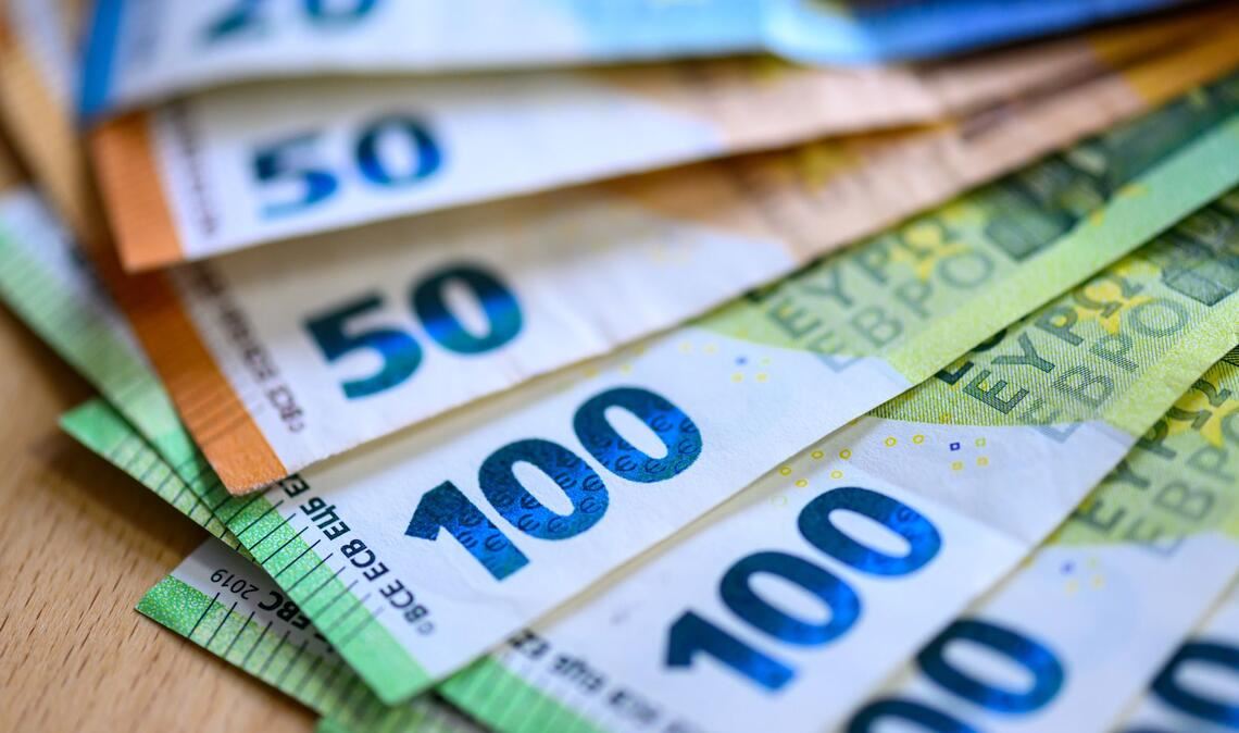Die Bezüge der Bundestagsabgeordneten stiegen 2025 um rund 600 Euro. (Symbolbild)