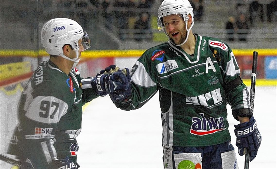 Die Bietigheim Steelers mit Frederik Cabana (li.) und Marcus Sommerfeld haben in dieser Saison viel Grund zum Jubeln, aber nur vage Hoffnung auf den Aufstieg.