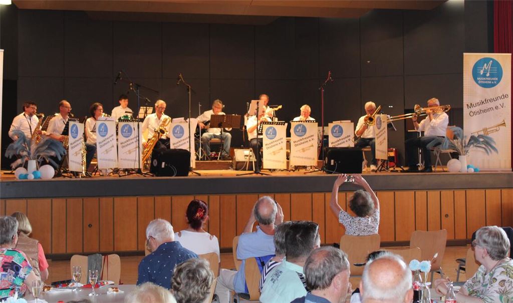 Die Big Band der Musikfreunde unterhält das Publikum in der Erlentalhalle. Foto: Schmid