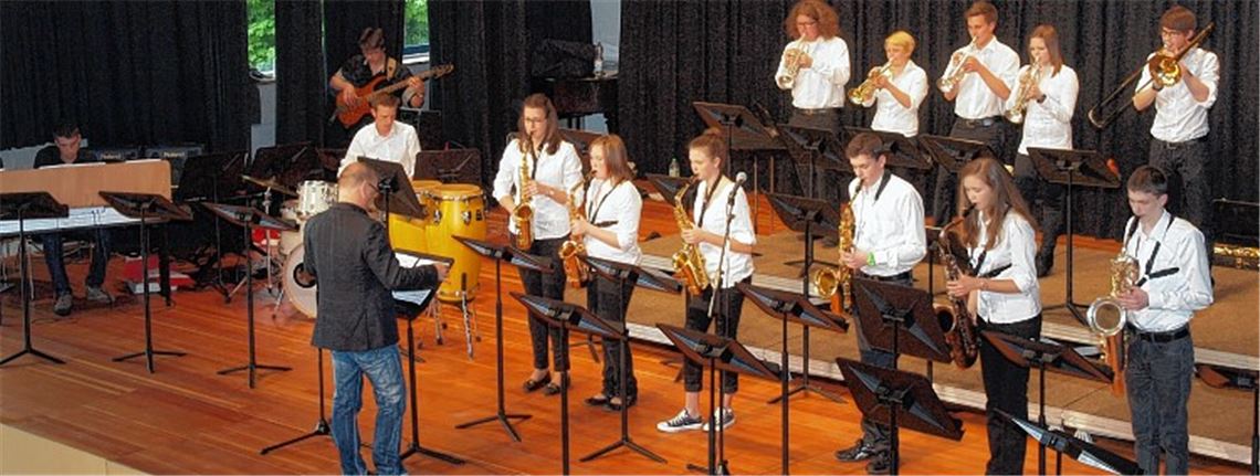 Die Big Band des Musikvereins Freudenstein bei ihrem Auftritt im Rahmen des Benefizkonzerts des Lions Clubs Mühlacker in der Gießbachhalle. 