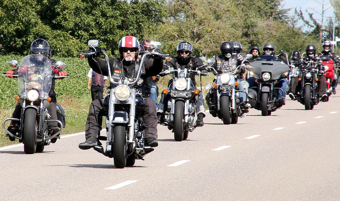 Die Biker auf ihrer Fahrt. Foto: Drossel