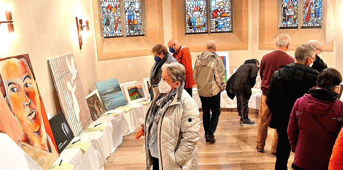Kunst hilft Geflüchteten aus der Ukraine Die Bilder der Auktion sind im Altarraum ausgestellt. Fotos: Stahlfeld