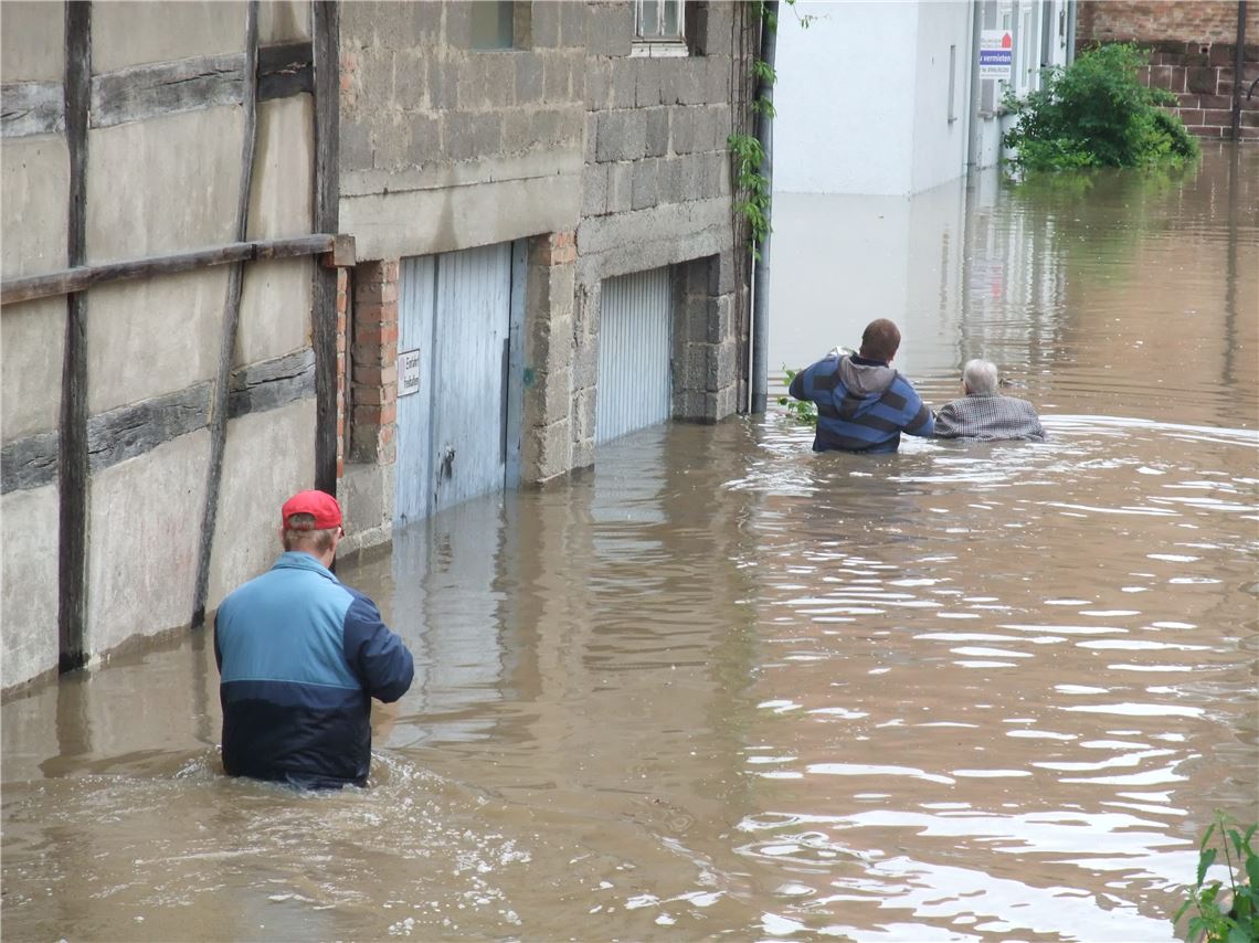 Die Bilder des Hochwassers vom 1. Juni 2013 sind dramatisch. Hier wird eine Anwohnerin des Ötisheimer Ortskerns von hilfreichen Nachbarn evakuiert. (Archivfoto: privat)