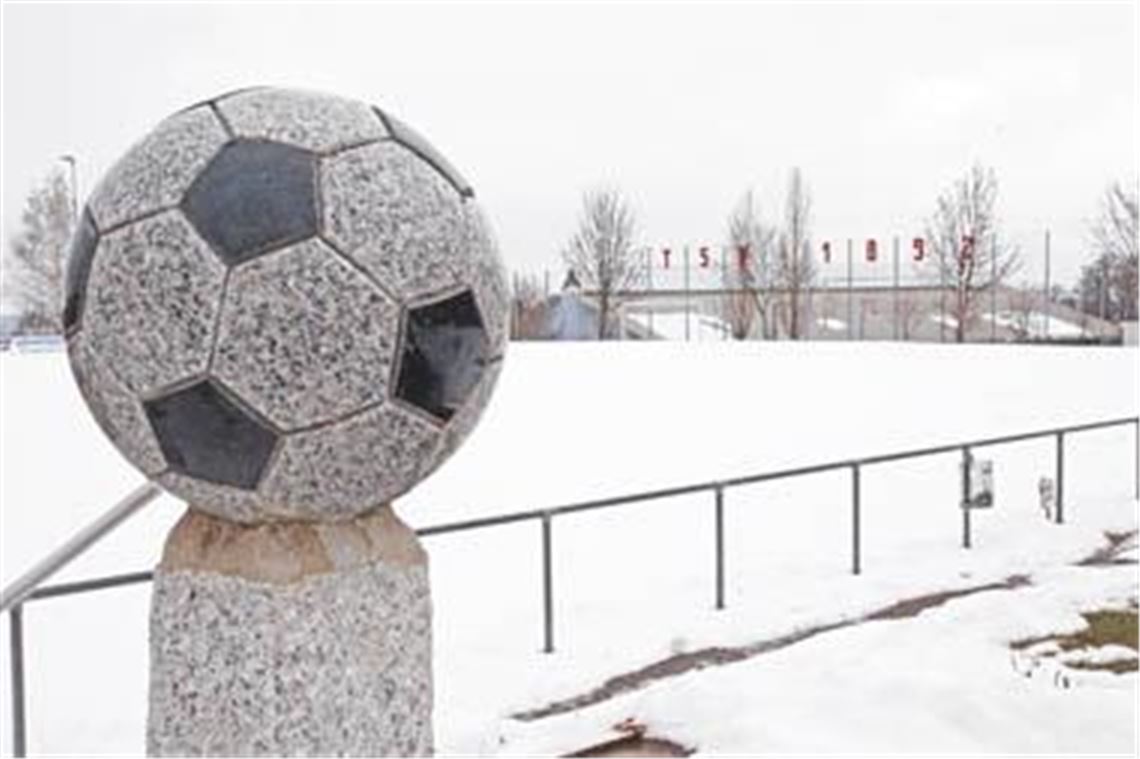 Die Bilder gleichen sich: Der Wiernsheimer Sportplatz am 18. Februar 2010  und auch jetzt ist das Gelände wieder von Schnee bedeckt und an Fußballspiele nicht zu denken. Archivfoto: Eigner