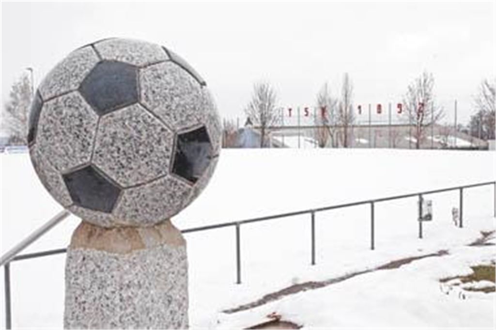 Die Bilder gleichen sich: Der Wiernsheimer Sportplatz am 18. Februar 2010  und auch jetzt ist das Gelände wieder von Schnee bedeckt und an Fußballspiele nicht zu denken. Archivfoto: Eigner