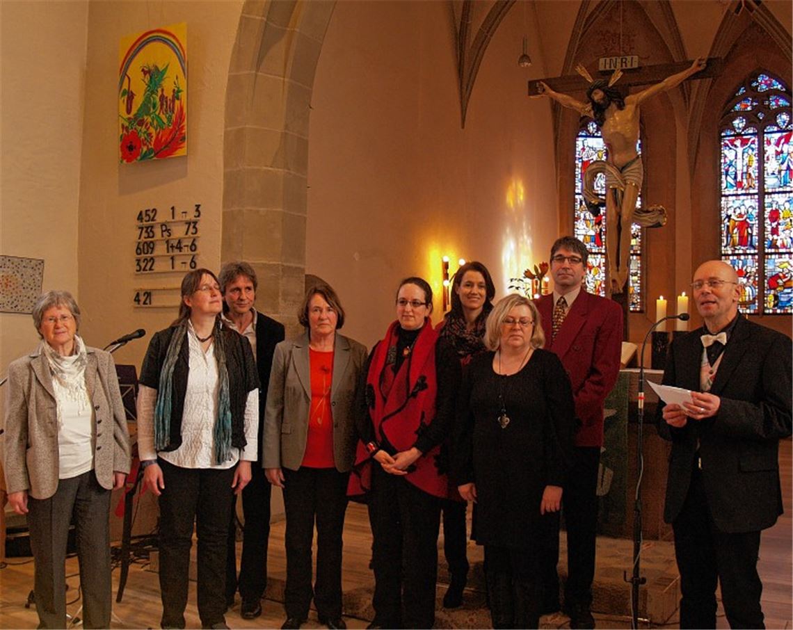 Die Bilder und zwei Skulpturen wurden geschaffen von Traute Leinen, Inge Dämmrich, Albert Nellessen, Edith Trampus, Angelika Burgstahler, Gaby Frick, Shirley Grözinger-Hoffmann, Markus Burgstahler und Thomas Knodel. Links über der Liederanzeige das Bild von Edith Trampus. „Beim Blühen und Werden in der Schöpfung empfinden wir Menschen große Freude und Glück“, sagt sie.