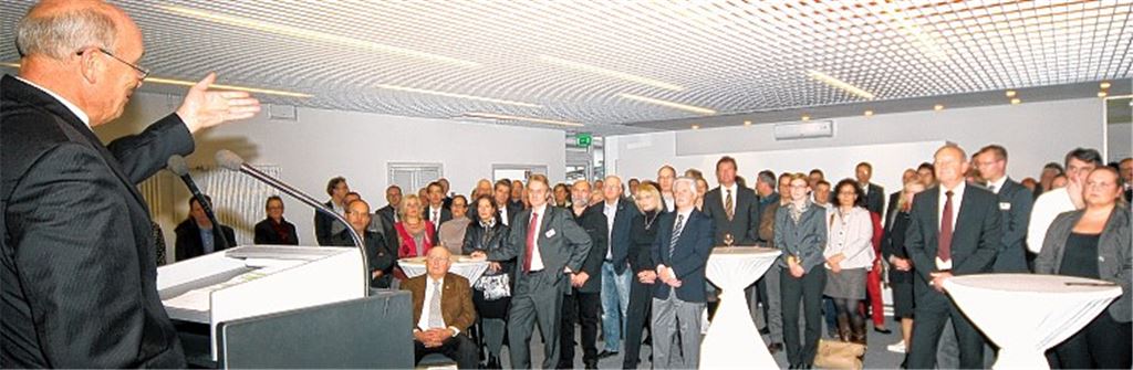 Die Bildung der Mitarbeiter als Schlüssel zu nachhaltiger wirtschaftlicher Entwicklung betonte bei der Einweihung des IHK-Karriere-Centers Kammerpräsident Burkard Thost.