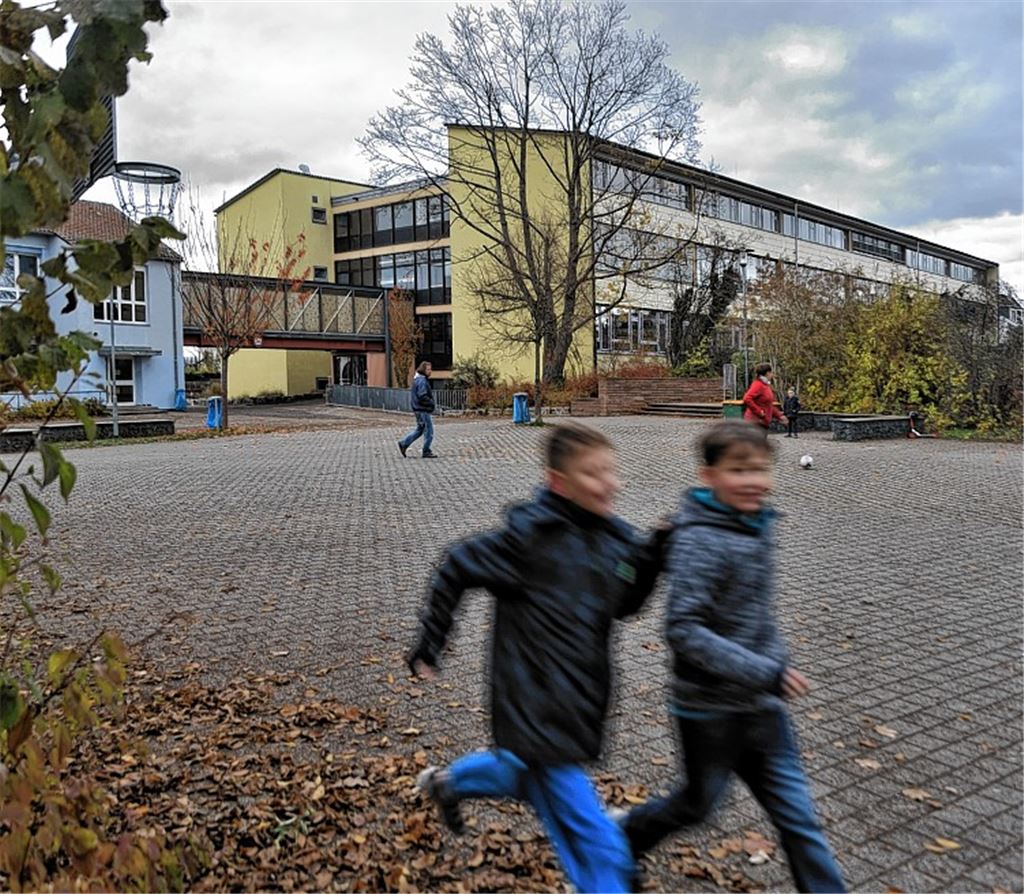 Die Bildungslandschaft ist in Bewegung – nicht nur, aber auch in der Großen Kreisstadt Mühlacker. Erst wird in mehreren Informationsveranstaltungen über die Zukunft der Stadtteil-Grundschulen diskutiert und gestritten (re. oben), dann rücken die Mörike-Realschule (li.) und Schillerschule in den Fokus.