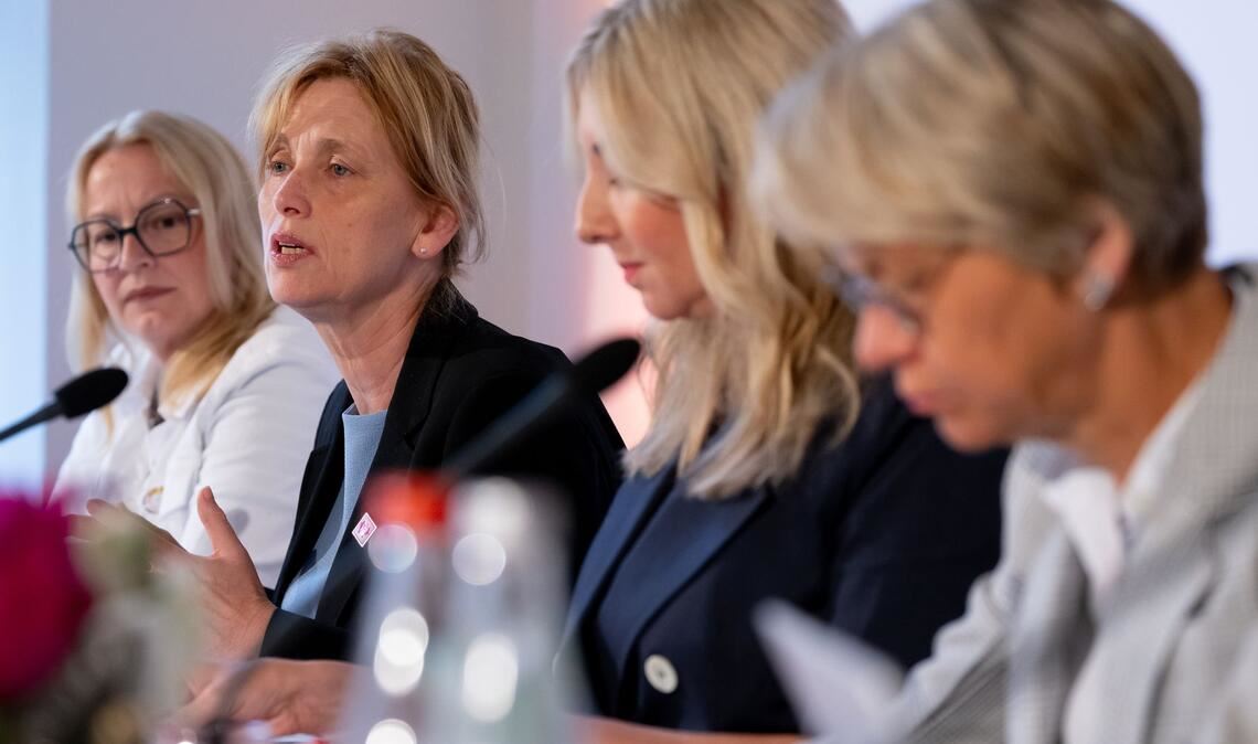 Die Bildungsminister der Länder haben gemeinsame Ziele und Maßnahmen zur Stärkung der Medienkompetenz in der Schule verabschiedet. (Symbolbild)