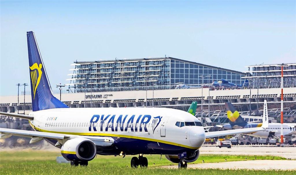 Die Billigfluggesellschaft Ryanair hat mit hohen Kerosin-Preisen zu kämpfen. (Archivbild)