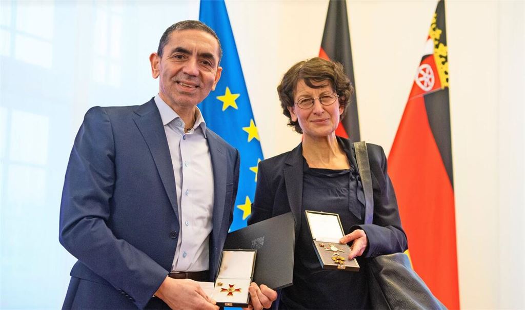 Die Biontech Gründer Ugur Sahin (links) und Özlem Türeci bei der Verleihung des Verdienstordens des Landes Rheinland-Pfalz in der Staatskanzlei in Mainz.
