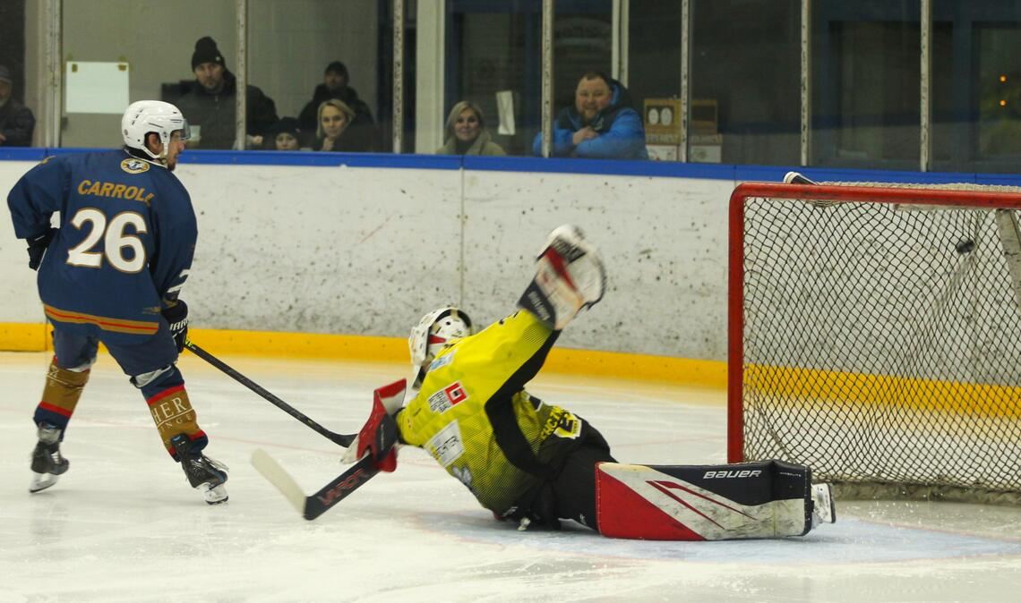 Die Bisons stecken die 7:1-Niederlage in Hügelsheim am Doppelspieltag gut weg und revanchieren sich beim Heimspiel gegen Zweibrücken nach der Vorrunden-Niederlage (14:1) mit einem überzeugenden 7:4-Erfolg. Dreifacher Torschütze war Evan Carroll (hier beim 4:2), der auch in Hügelsheim den Ehrentreffer erzielte. Foto: Jürgen Keller