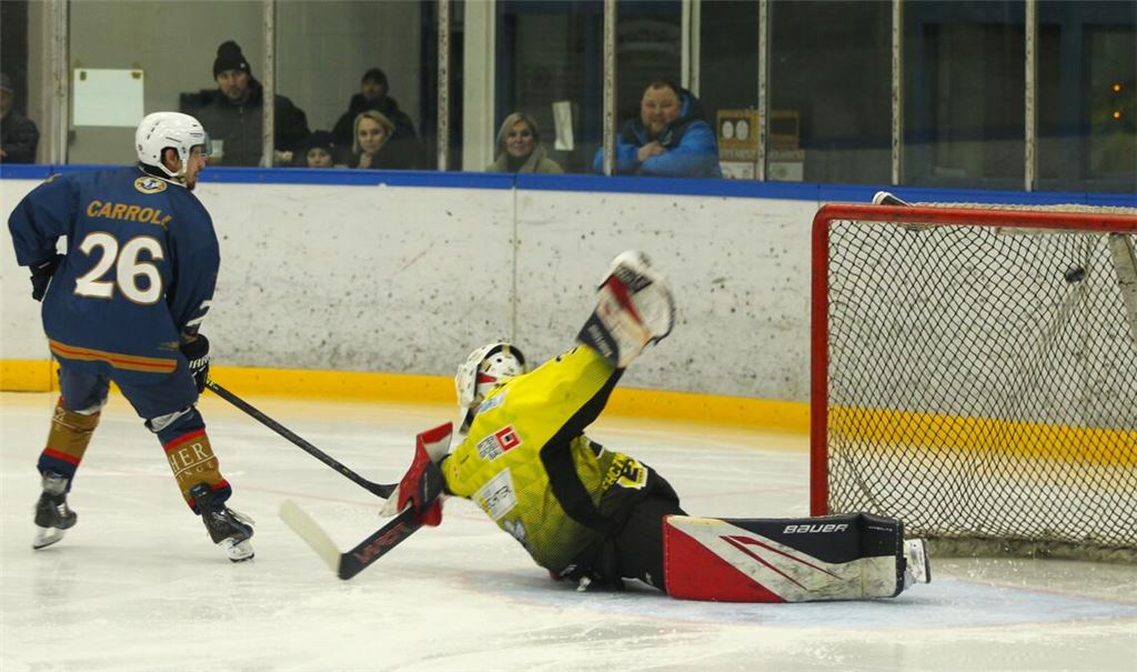 Die Bisons stecken die 7:1-Niederlage in Hügelsheim am Doppelspieltag gut weg und revanchieren sich beim Heimspiel gegen Zweibrücken nach der Vorrunden-Niederlage (14:1) mit einem überzeugenden 7:4-Erfolg. Dreifacher Torschütze war Evan Carroll (hier beim 4:2), der auch in Hügelsheim den Ehrentreffer erzielte. Foto: Jürgen Keller
