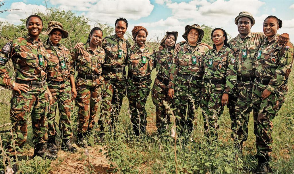 Die Black Mambas – eine rein weibliche Rangereinheit in Südafrika. Dritte von rechts ist Officer Collet Ngobeni.