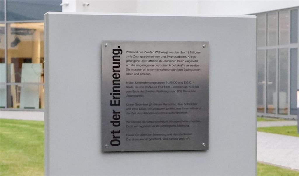 Die Blanc & Fischer-Familienholding, unternehmerisch aktiv im „Lebensraum Küche“, hat im öffentlich zugänglichen Bereich des Konzernsitzes in Oberderdingen eine Stele angebracht, die über den Einsatz und das Ausmaß von Zwangsarbeit informiert. Foto: Thomas Rebel