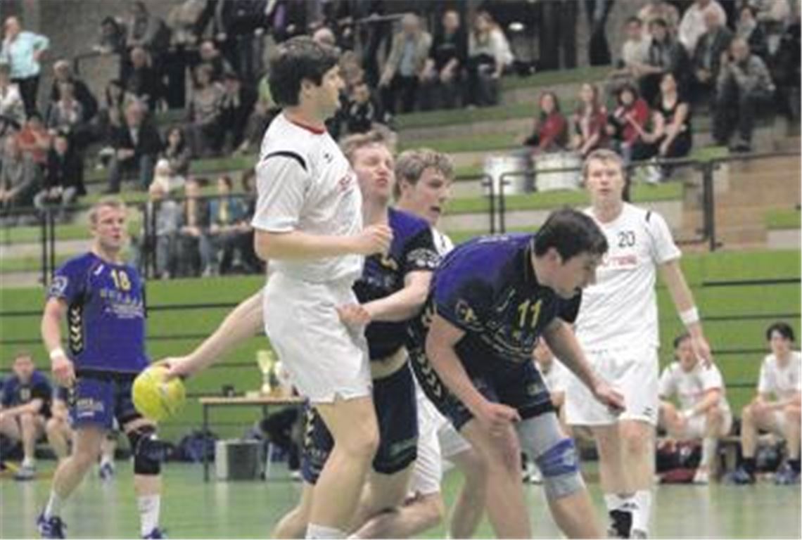 Die Blau-Gelben Angreifer laufen sich am gegnerischen Kreis immer wieder fest. Hier wird Michael Dippon unsanft gestoppt. Foto: Eigner