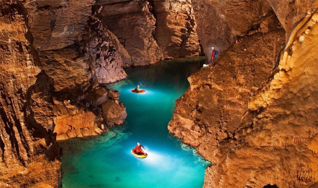 Die Blautopfhöhle  (auch Blauhöhle genannt) ist – mit einer erforschten Länge von 15 657 Meter  – Teil des Blauhöhlensystems, des größten Höhlensystems der Schwäbischen Alb. Der  Blautopf in Blaubeuren bildet den Abfluss dieser Höhle und speist den Fluss Blau.