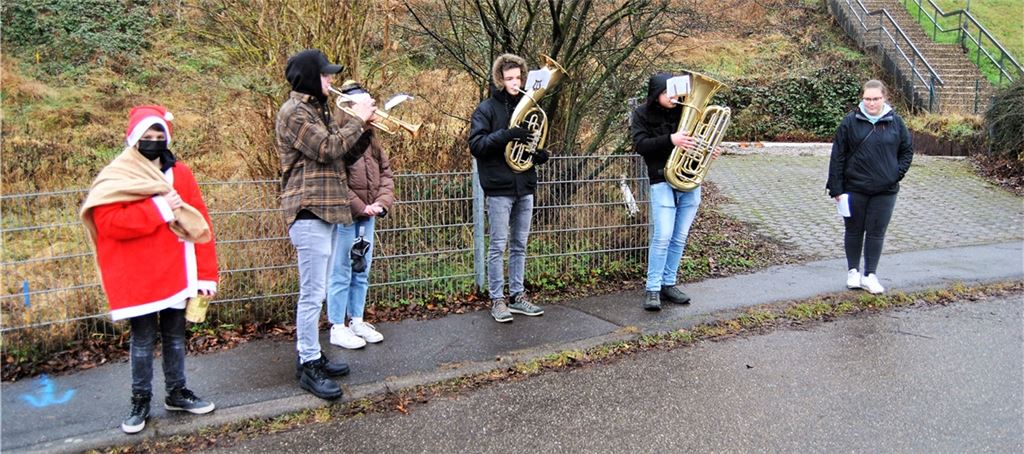 Die Blechbläser des MV Freudenstein, die 2020 noch die Pandemie ausgebremst hat, konnten in diesem Jahr wieder musizierend durch den Ort ziehen. Foto: Haller