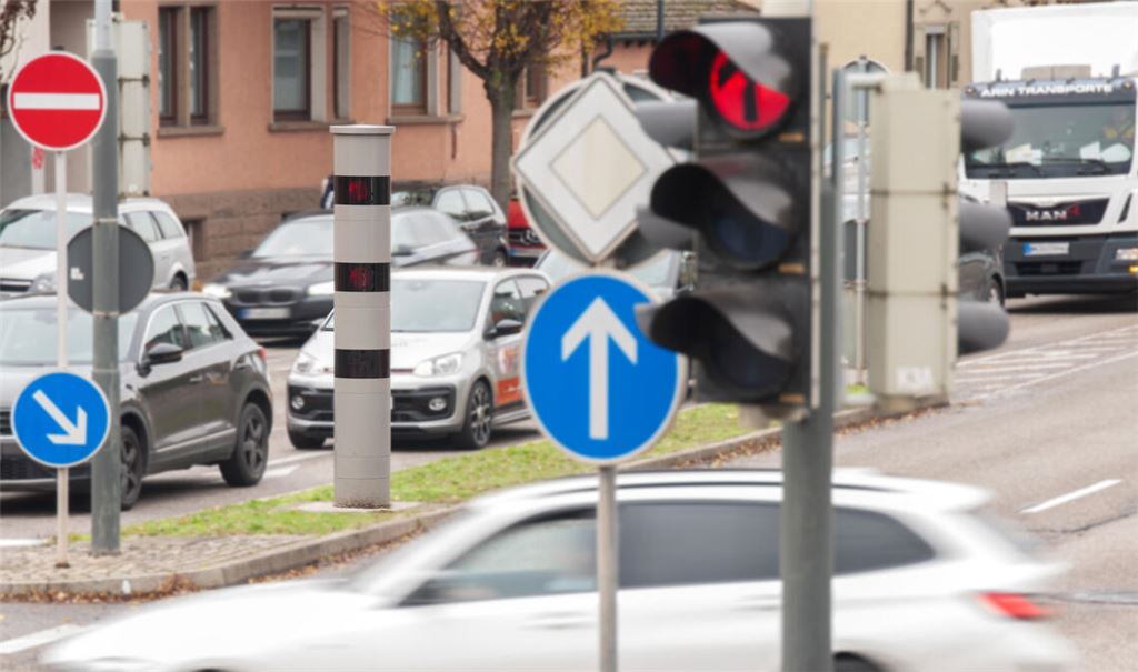Die Blitzanlagen am Knotenpunkt Pforzheimer Straße/Ötisheimer Straße haben sich laut Stadtverwaltung bewährt. Die Einmündung ist kein Unfallschwerpunkt mehr. Foto: Fotomoment