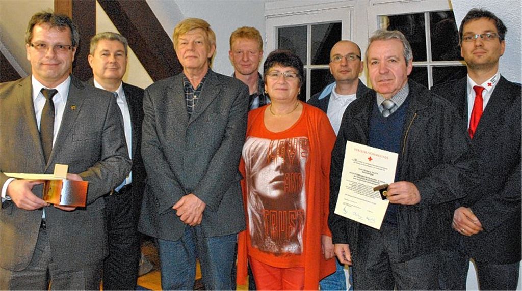 Die Blutspender mit Schultes Andreas Felchle (li.) und Björn Sämann (re.), dem stellvertretenden Vorsitzenden des DRK-Ortsvereins.Foto: eld