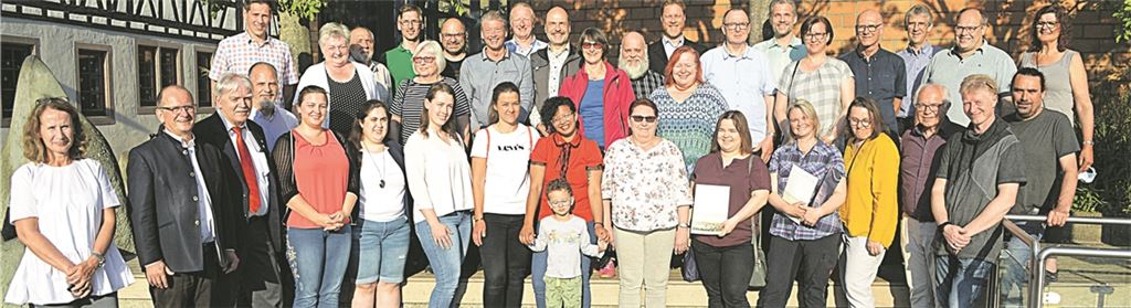 Die Blutspenderinnen und Blutspender mit (v.li.) Michaela Grottker vom Mühlacker Amt für Bildung und Kultur, Bürgermeister Winfried Abicht und Thomas Krack, dem Vorsitzenden des DRK-Ortsvereins Mühlacker. Fotos: Stahlfeld