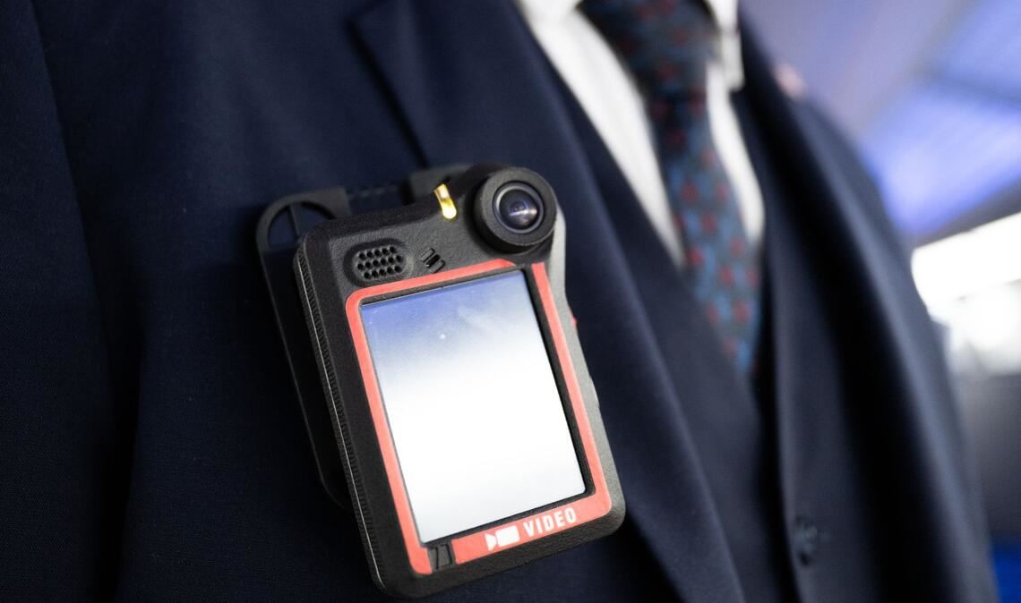 Die Bodycams der Bahn-Beschäftigten zeichnen nur Bildmaterial auf. Die Bahn hofft, dass die gesetzlichen Voraussetzungen auch für eine Tonaufzeichnung geschaffen werden.
