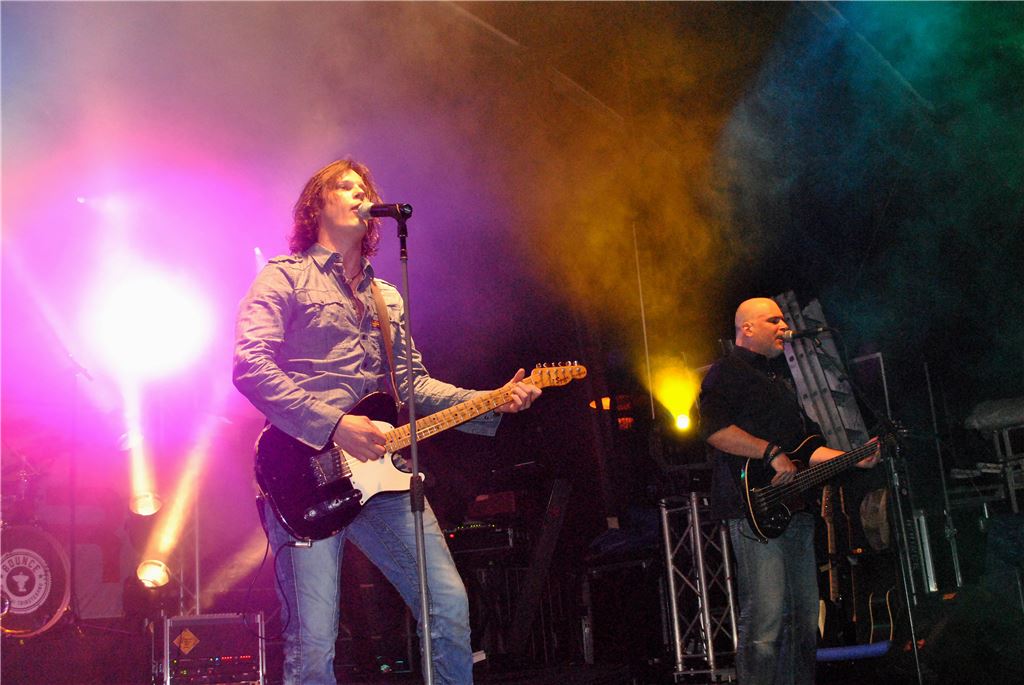 Die Bon-Jovi-Tributeband Bounce rockt am Samstagabend den Kelterplatz und nimmt das Publikum mit auf eine musikalische Zeitreise. Fotos: Stahlfeld