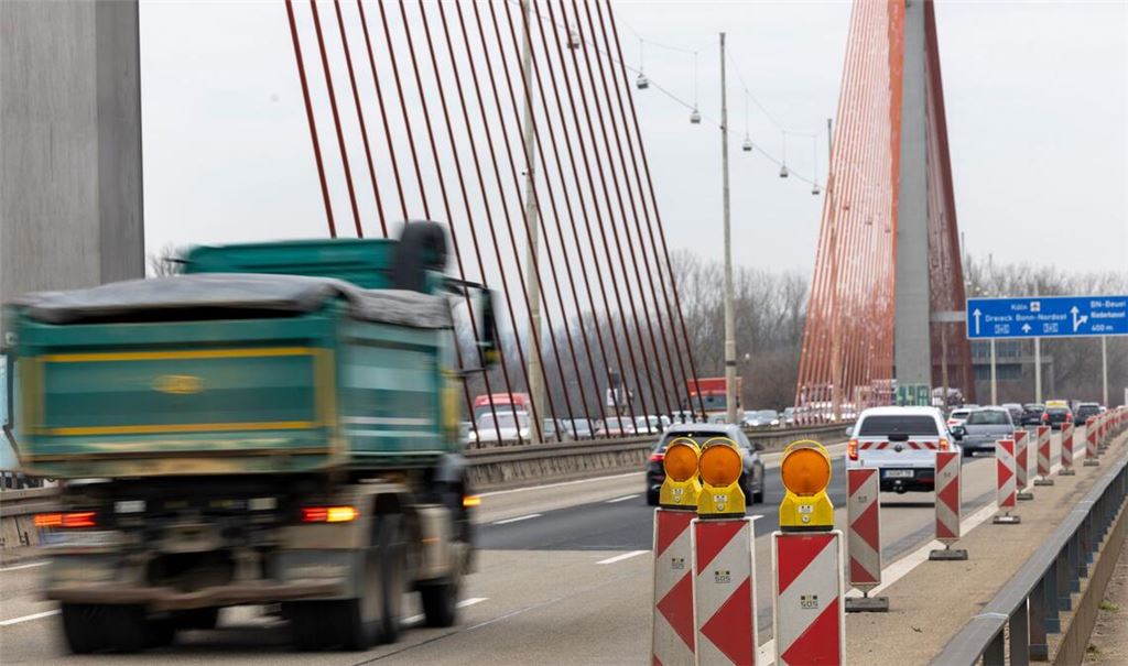 Die Bonner Nordbrücke ist bereits seit Februar für schwere Lkw gesperrt. (Archivbild)