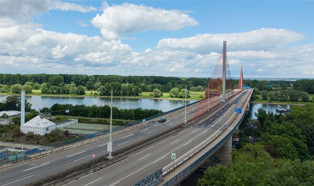 Die Bonner Rheinbrücke bleibt vorerst gesperrt - aber man kann näher an sie ran fahren. (Archivbild)