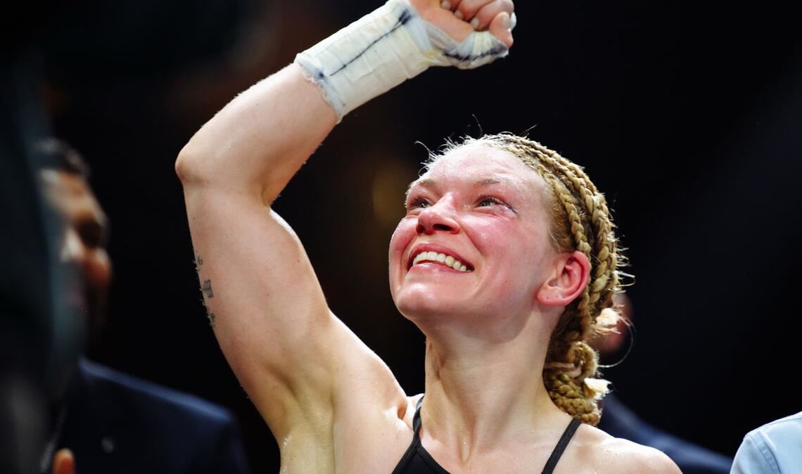 Die Boxerin Nina Meinke jubelt über ihren Sieg nach Punkten.