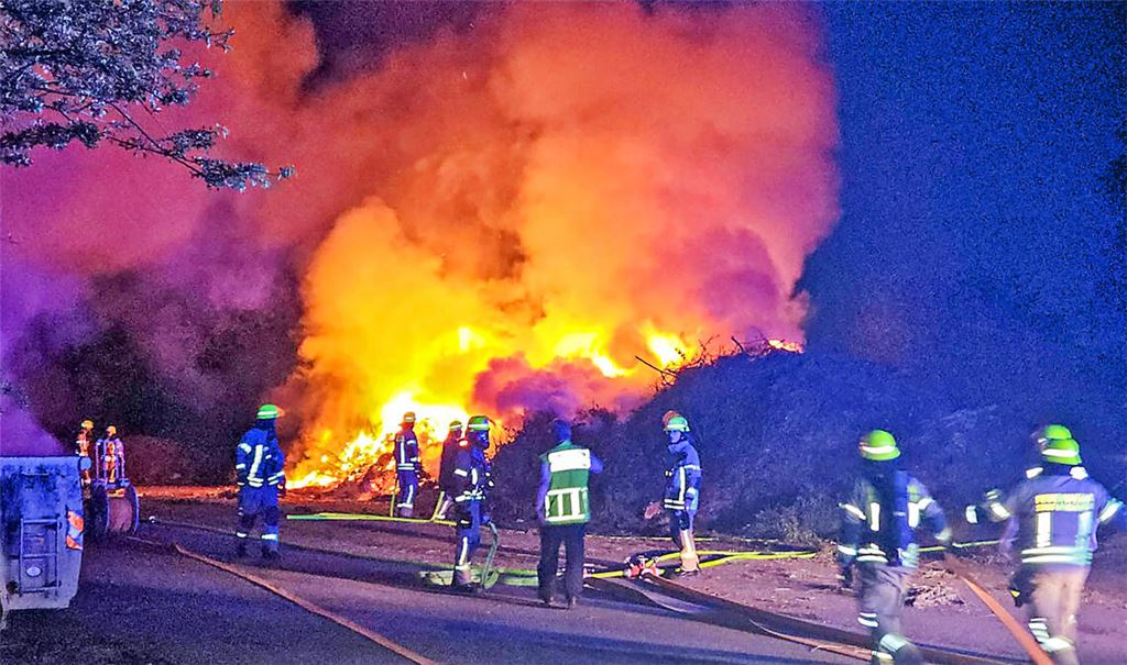 Die Brandserie dieses Sommers schreckte auch die Bevölkerung in Enzberg auf, wo ein Feuer auf dem Häckselplatz wütete. Foto: Archiv