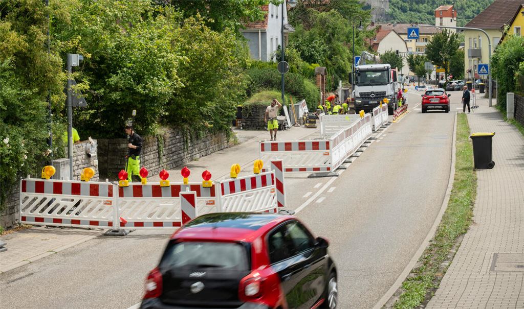 Die Breitband-Baustelle auf der Ötisheimer Straße in Mühlacker. Foto: Fotomoment